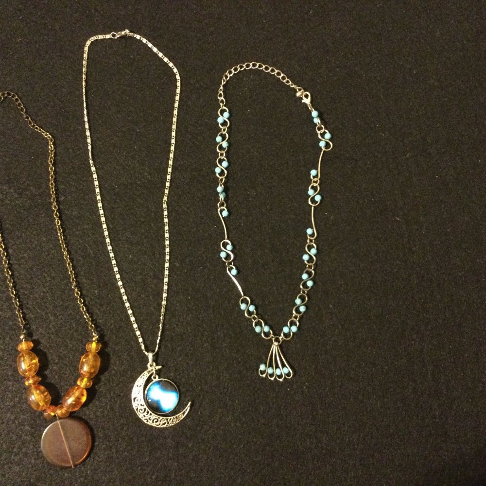 Lot of 3 pre-owned necklaces